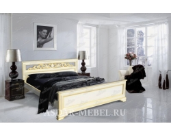 Деревянная двуспальная кровать Лира с резьбой
